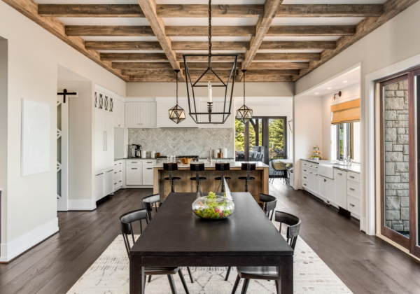 Langit-langit kayu dengan balok gantung